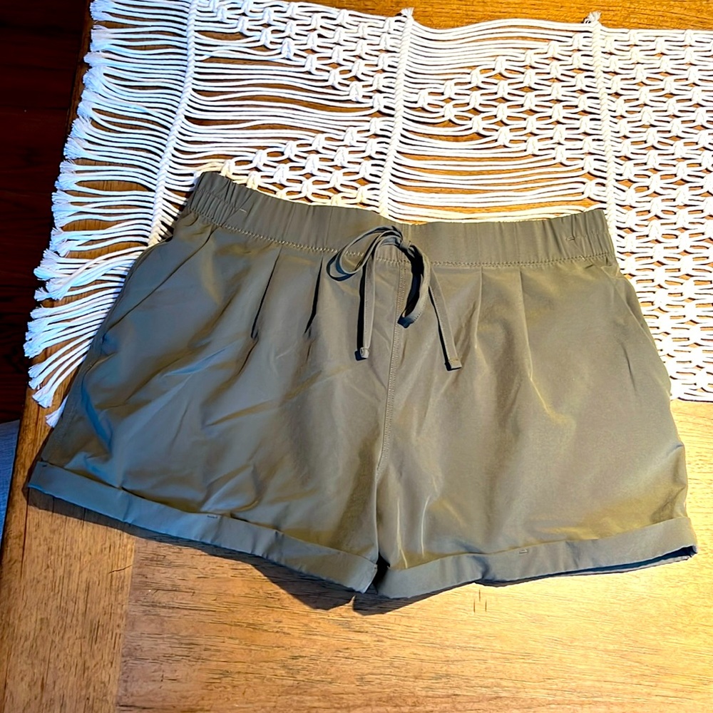 Zyia olive green shorts 🫒